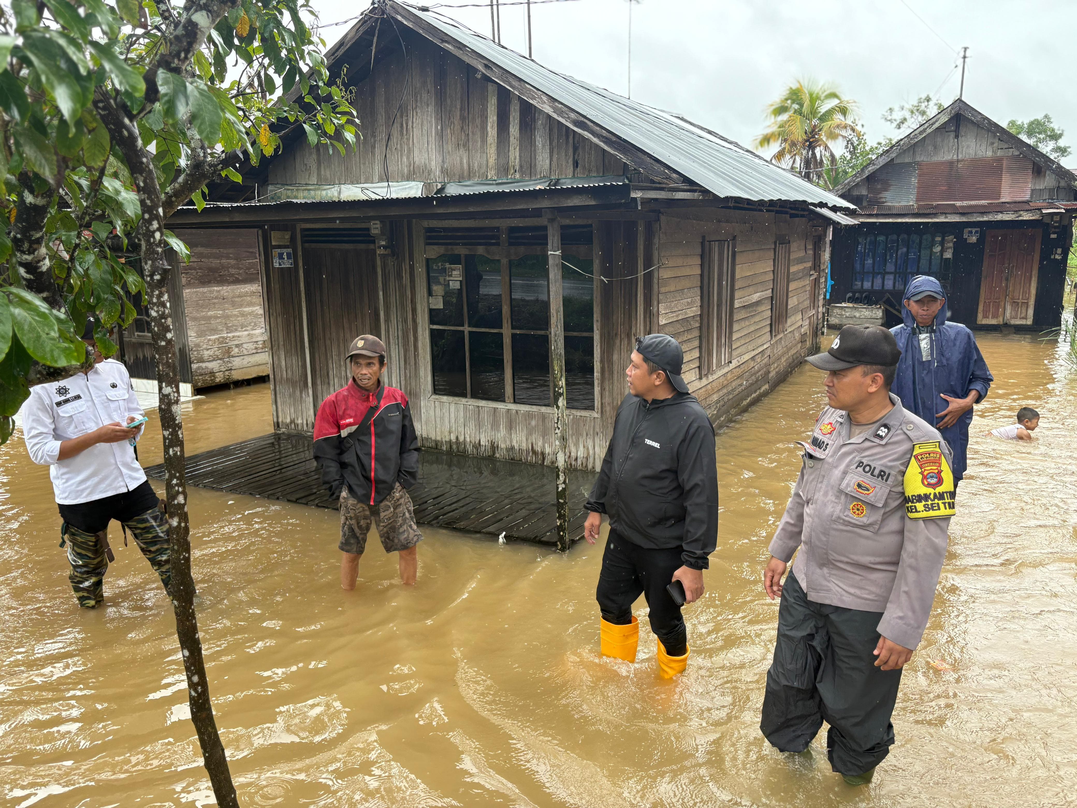 turun lapangan: jajaran kecamatan dan kelurahan di Cempaka turun langsung ke lapangan pantau lokasi luapan sungai Kuranji (SHEILLA/ RADAR BANJARMASIN)