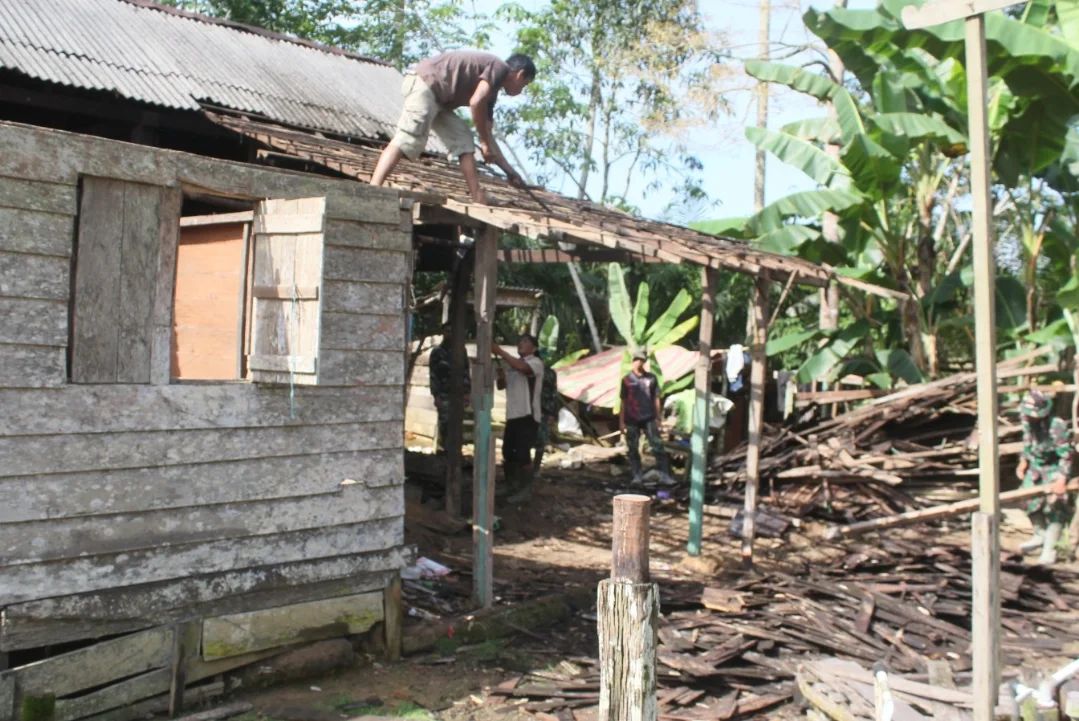 PERBAIKAN: Petugas memperbaiki rumah tidak layak huni (RTLH) milik warga Tanah Bumbu pada 2025. (Foto: Disperkimtan Tanah Bumbu)