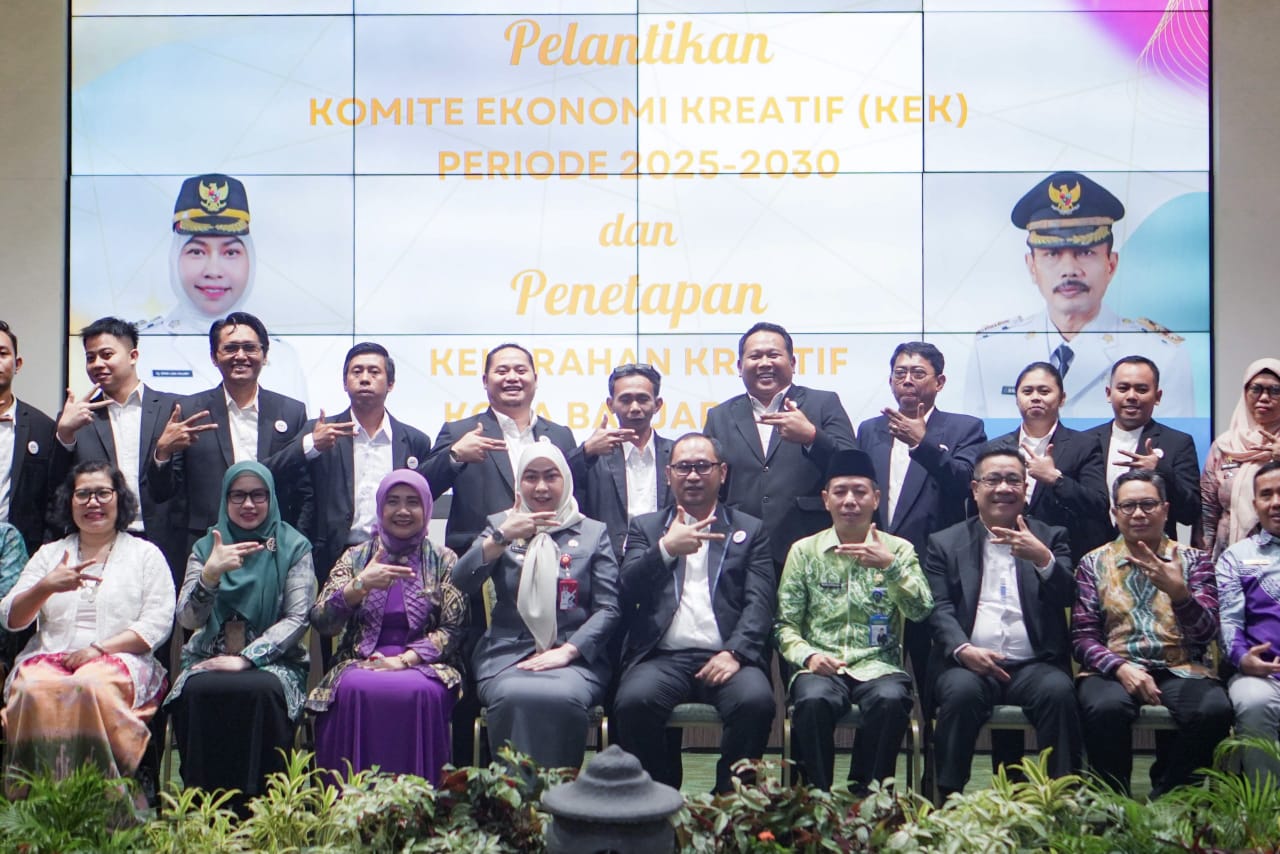DILANTIK:Wali Kota Banjarbaru, Hj Erna Lisa Halaby berfoto bersama jajaran pengurus Komite Ekonomi Kreatif (KEK) Kota Banjarbaru periode 2025&ndash;2030 di Aula Gawi Seberataan, Kamis (22/1/2026).