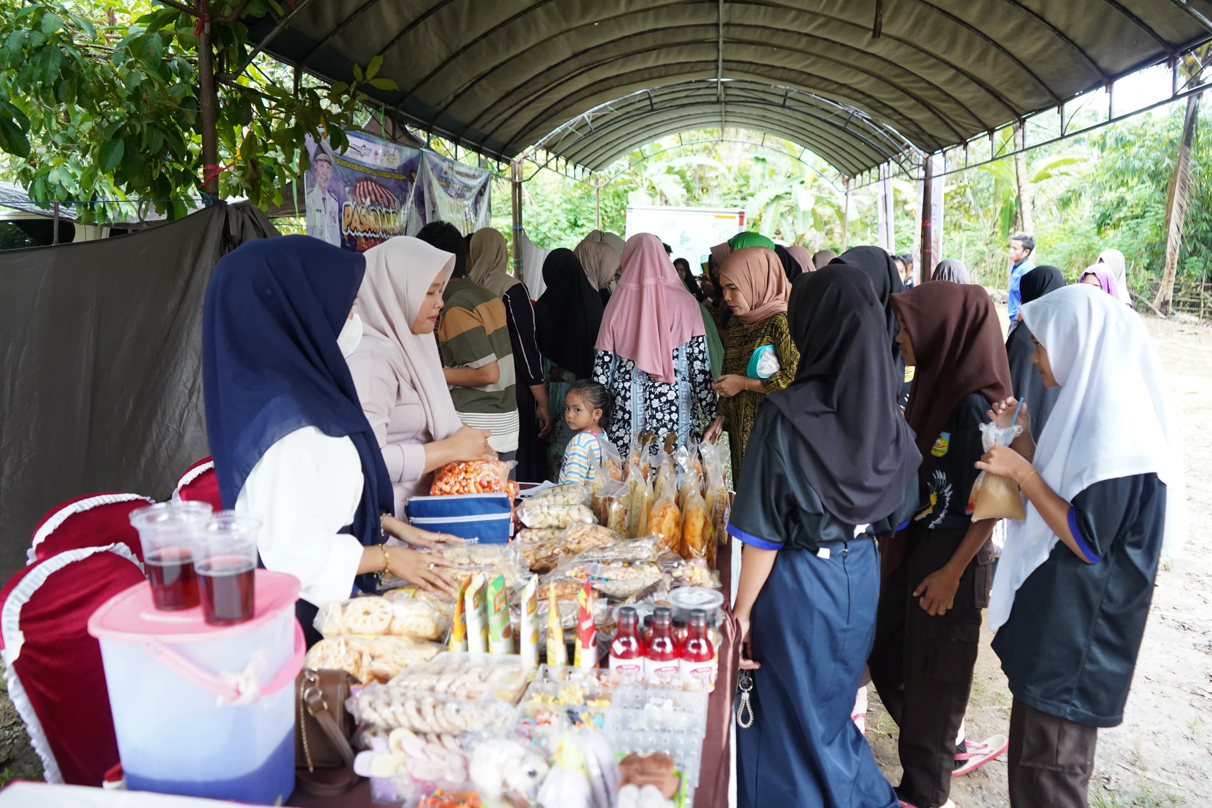 PASAR: Warga Desa Nateh, Kecamatan Batang Alai Timur memadati pasar murah, Rabu (4/2/2026). (Foto: Kominfo HST untuk Radar Banjarmasin).
