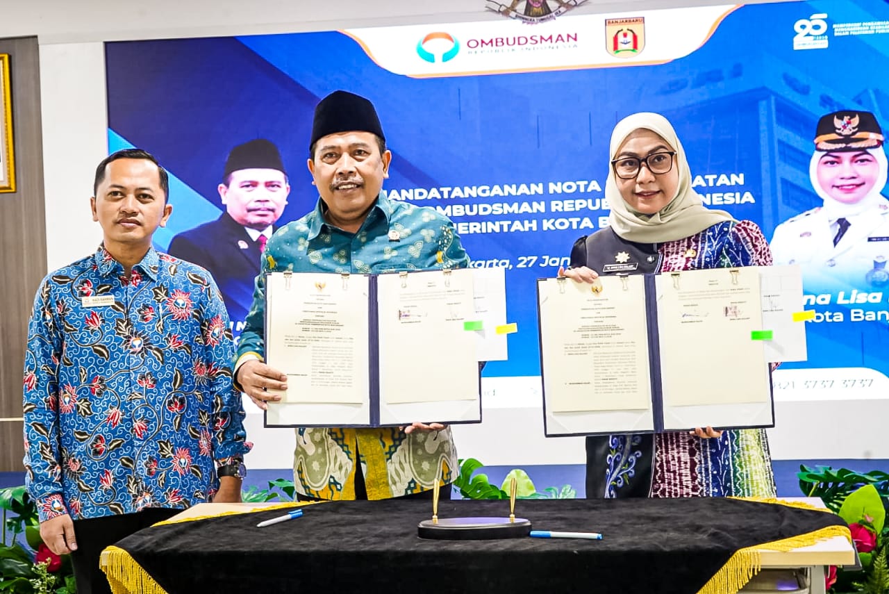 KOMITMEN:Wali Kota Banjarbaru, Hj Erna Lisa Halaby dan Pimpinan Ombudsman RI menunjukkan naskah kerja sama Nota Kesepakatan peningkatan kualitas pelayanan publik di Gedung Ombudsman RI.