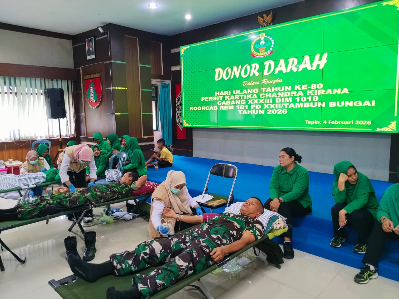 DONOR DARAH: Anggota Kodim 1010 Tapin saat mendonorkan darahnya. Foto Kodim 1010 Tapin