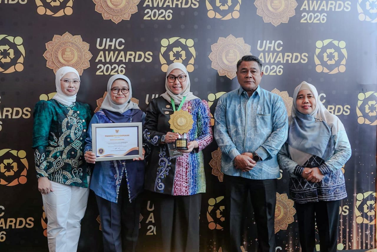 PRESTASI:Wali Kota Banjarbaru, Lisa Halaby (tengah) menunjukkan penghargaan UHC kategori Madya yang diterima Pemerintah Kota Banjarbaru di ajang UHC Awards 2026, didampingi jajaran perangkat daerah.