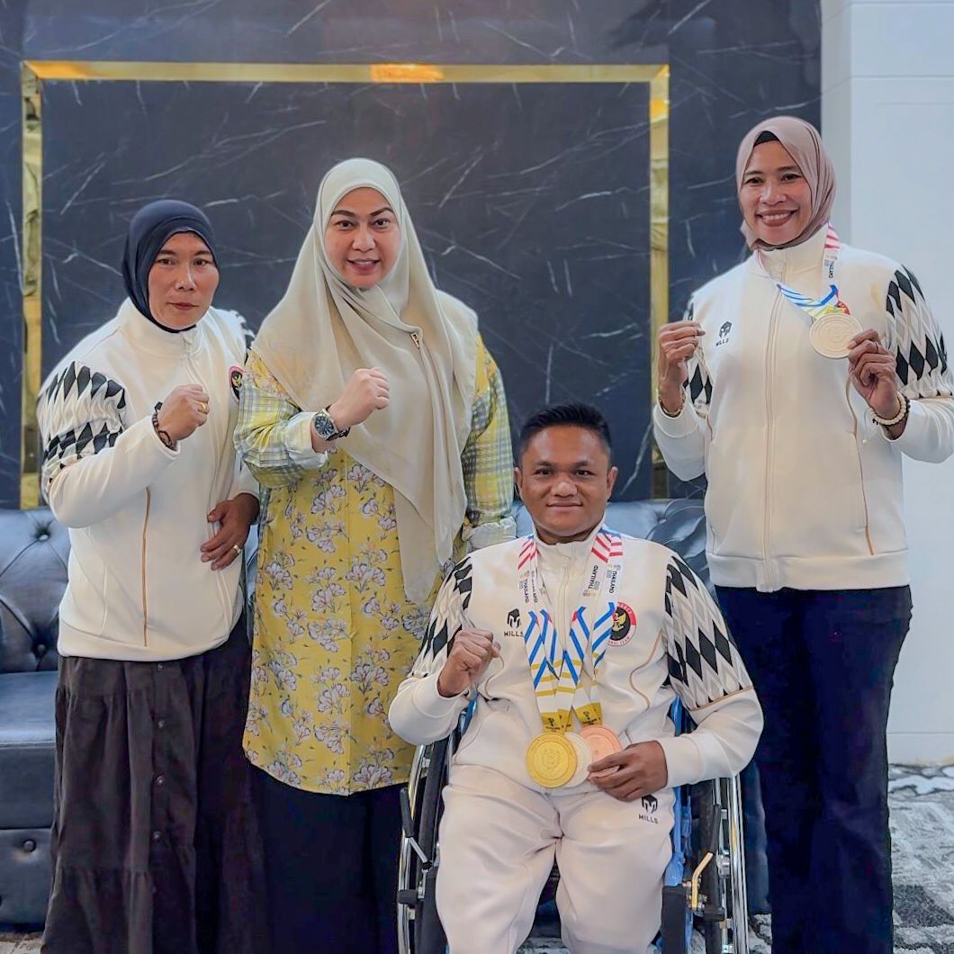 BANGGA:Wali Kota Banjarbaru, Hj Erna Lisa Halaby berfoto bersama atlet NPCI Banjarbaru peraih medali ASEAN Para Games 2025 menegaskan dukungan terhadap atlet disabilitas berprestasi.