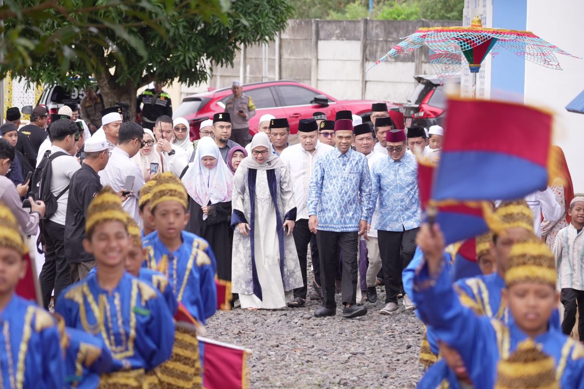 KAJIAN:Wali Kota Banjarbaru, Erna Lisa Halaby bersama Ustaz abdul Somad disambut penampilan seni budaya saat tiba di lokasi Kajian Keluarga di Pondok Pesantren Nurul Azhar Kalimantan.