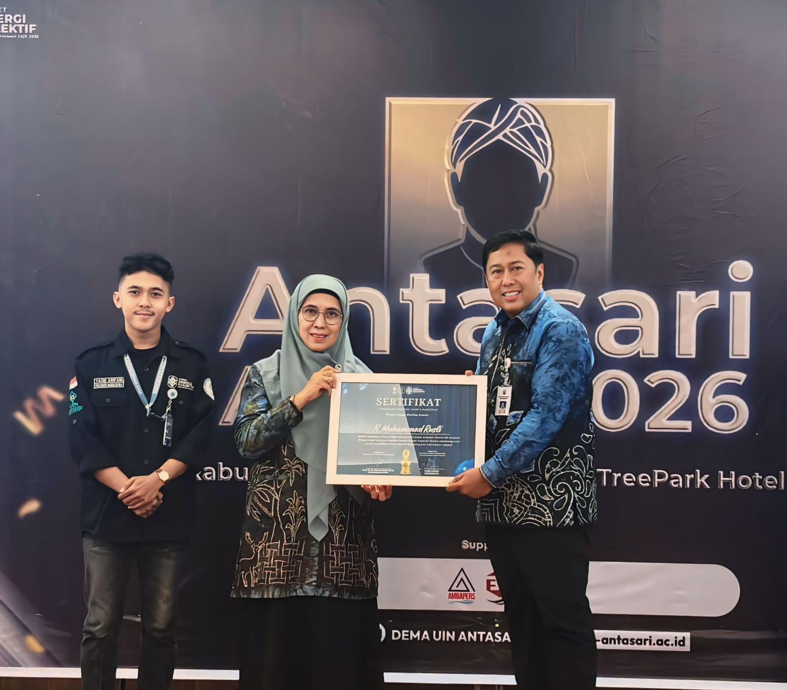 BANGGA:Kadis Pendidikan dan Kebudayaan Kotabaru menerima penghargaan Bupati Kotabaru, H Muhammad Rusli.