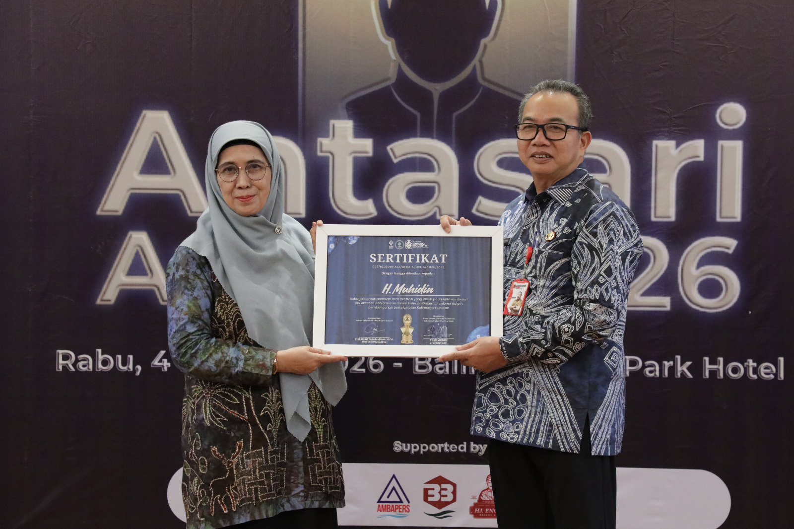 VALIDASI:Gubernur Kalsel, H Muhidin diwakili Sekdaprov Kalsel, M Syarifuddin meraih penghargaan Antasari Award 2026 sebagai Gubernur visioner dalam pembangunan berkelanjutan, Rabu (4/2/2026).