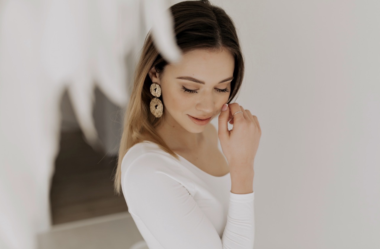 MENAWAN: Anting adalah salah satu fashion statement, penunjang penampilan agar stand out. (Foto: Freepik)