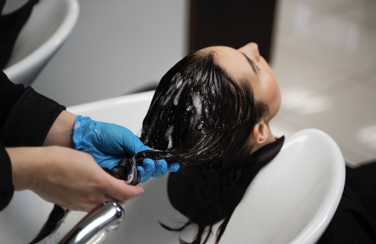 MENENANGKAN: Masker rambut dan creambath masih menjadi bagian dari treatment rambut terfavorit. (Foto: Freepik)