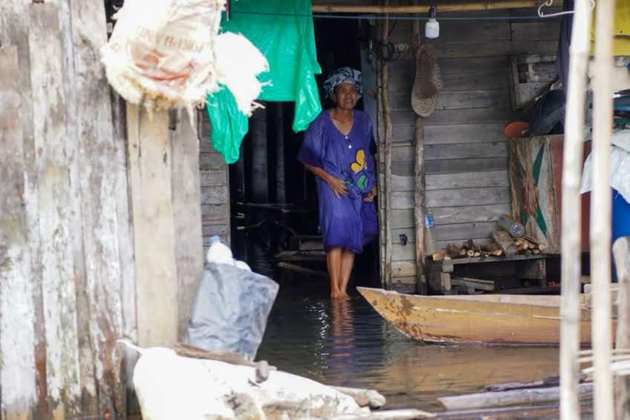 MASIH BANJIR: Warga beraktivitas di dalam rumah yang tergenang banjir di Kecamatan Cintapuri Darussalam, Kabupaten Banjar.