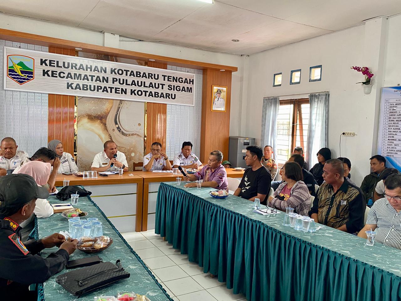 PANAS: Warga menolak keras Jalan Singabana dijadikan Pasar Wadai Ramadan dalam rapat di Kantor Kelurahan Kotabaru Tengah.