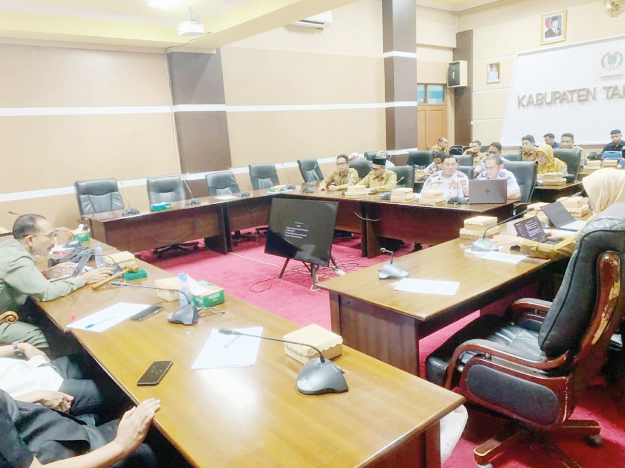 RAPAT KERJA: Rapat kerja Gabungan Komisi DPRD Tanah Bumbu membahas rencana peralihan aset PJU dari Disperkimtan ke Dishub, di Batulicin, Selasa (3/2).