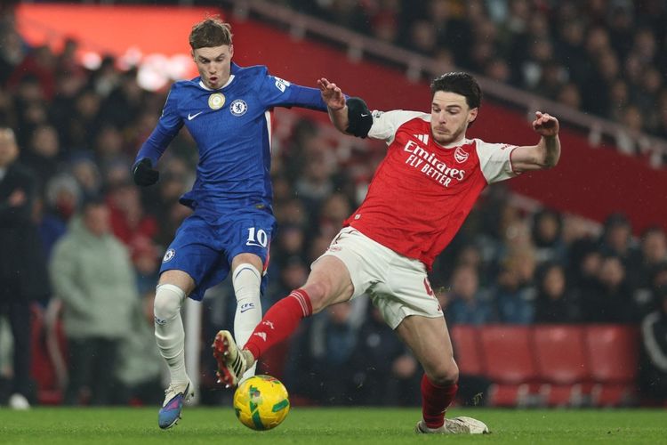 BERDUEL: Gelandang serang Chelsea, Cole Palme, berduel dengan gelandang Arsenal, Declan Rice (kanan), pada laga leg kedua semifinal Piala Liga Inggris di Stadion Emirates, London, Rabu (4/2).