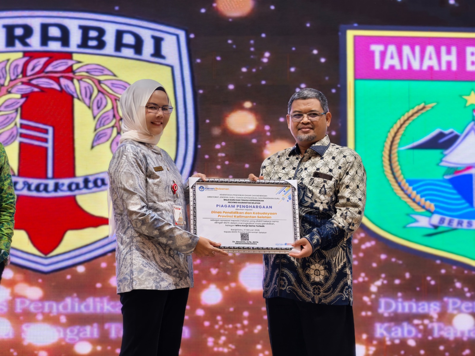 APRESIASI: Kepala Disdikbud Kalsel, Galuh Tantri Narindra saat menerima penghargaan dari Kementerian Pendidikan Dasar dan Menengah RI, Direktorat Jenderal Guru dan Tenaga Kependidikan (GTK).