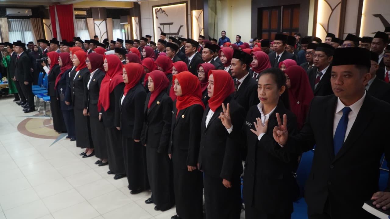 MELANTIK: Wali Kota Banjarmasin Muhammad Yamin melantik 124 pejabat administrasi dan fungsional di Aula Kayuh Baimbai, Balai Kota Banjarmasin, Kamis (5/2). (Yayan untuk Radar Banjarmasin)