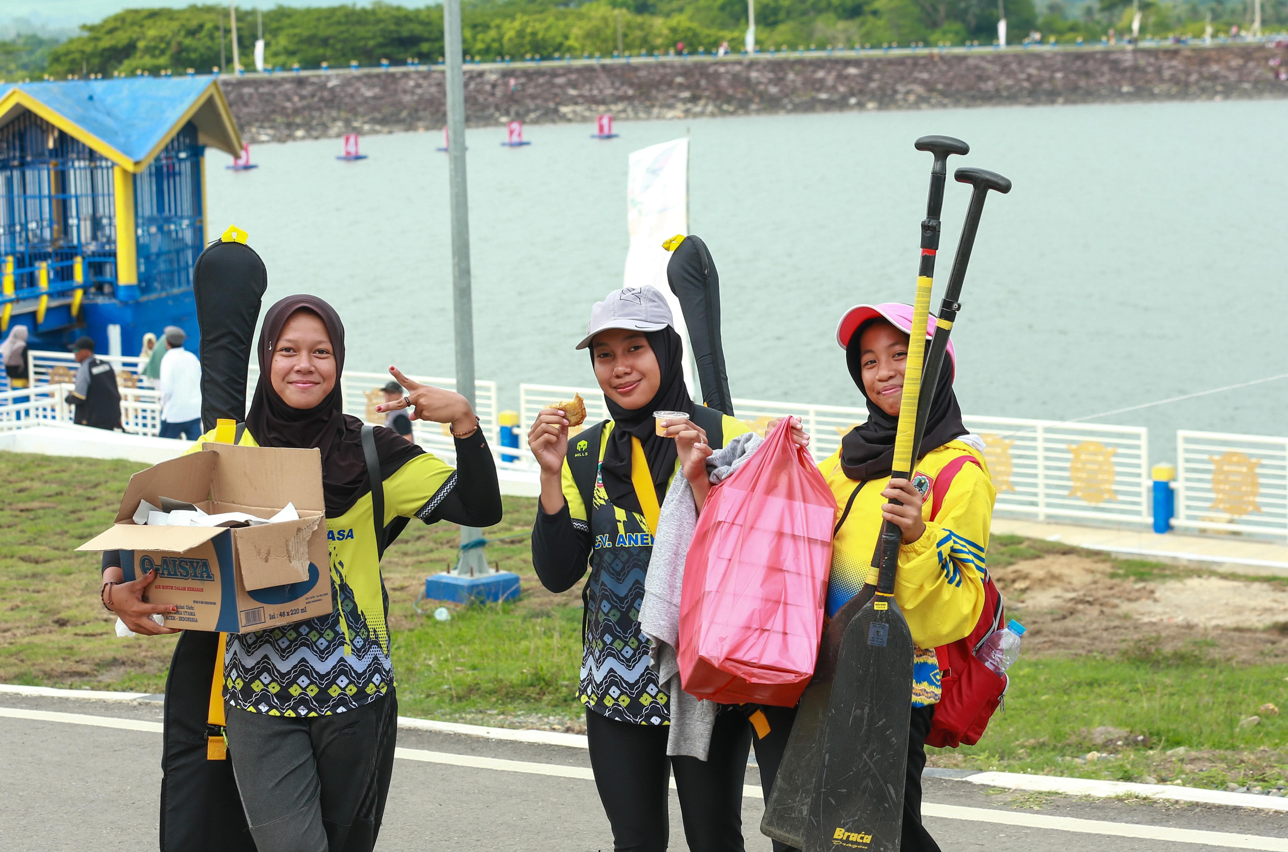 LATIHAN: Sejumlah atlet dayung Kalimantan Selatan menjalani latihan long distance di Sungai Martapura, Banjarmasin.