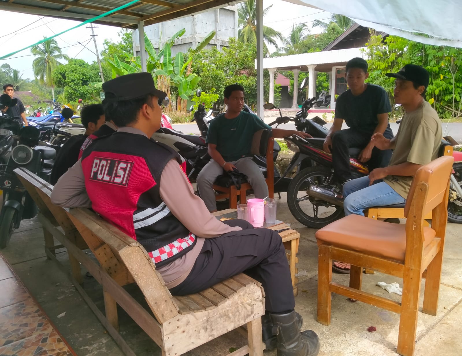 BERDISKUSI : Tiga anggota Polsek Jaro menyapa warga Desa Jaro Kecamatan Jaro Kabupaten Tabalong. (Foto : Polres Tabalong untuk Radar Banjarmasin)