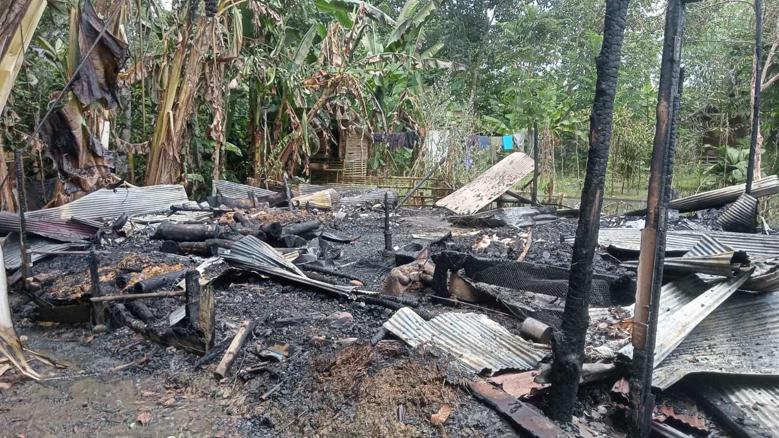 LUDES: Satu buah rumah warga di Desa Padang Batung HSS ludes dilalap sijago merah.