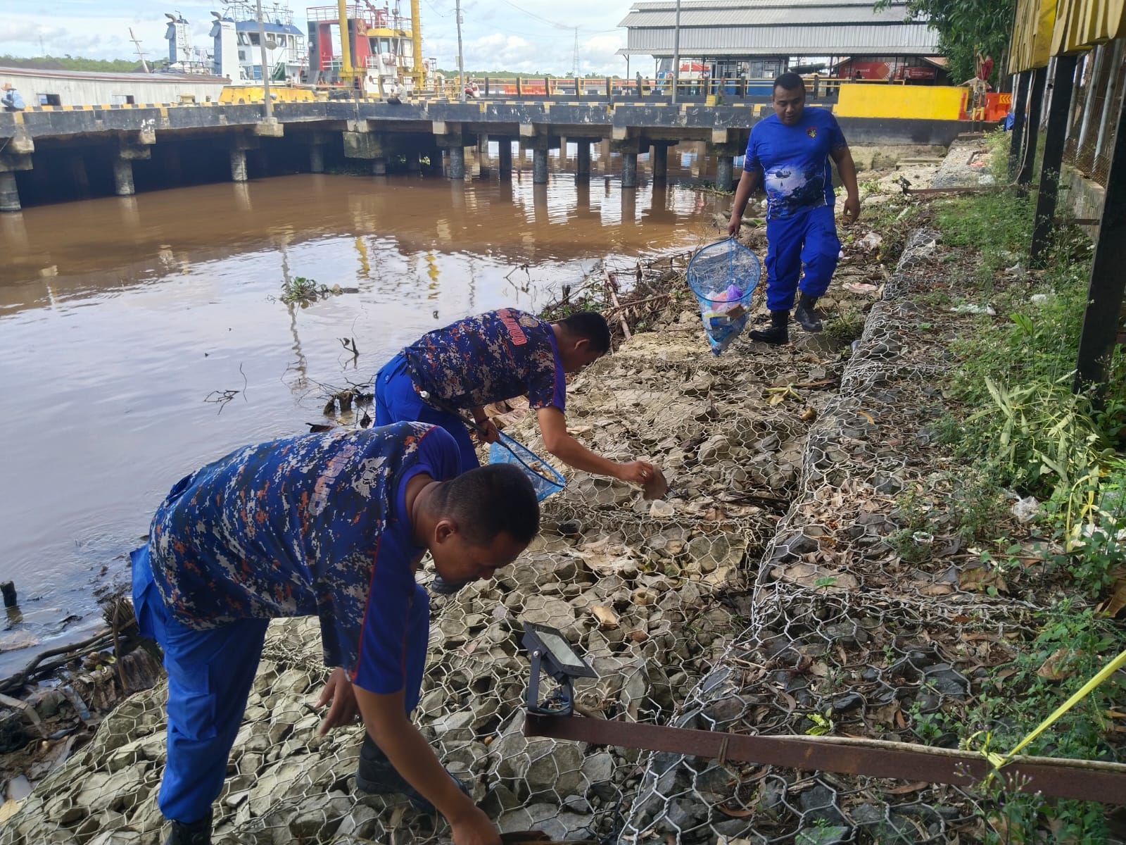 BERSIH-BERSIH: Personel Sat Polairud Polresta Banjarmasin saat melakukan aksi bersih-bersih sungai di sekitar Dermaga Ferry Banjar Raya, Banjarmasin Barat.