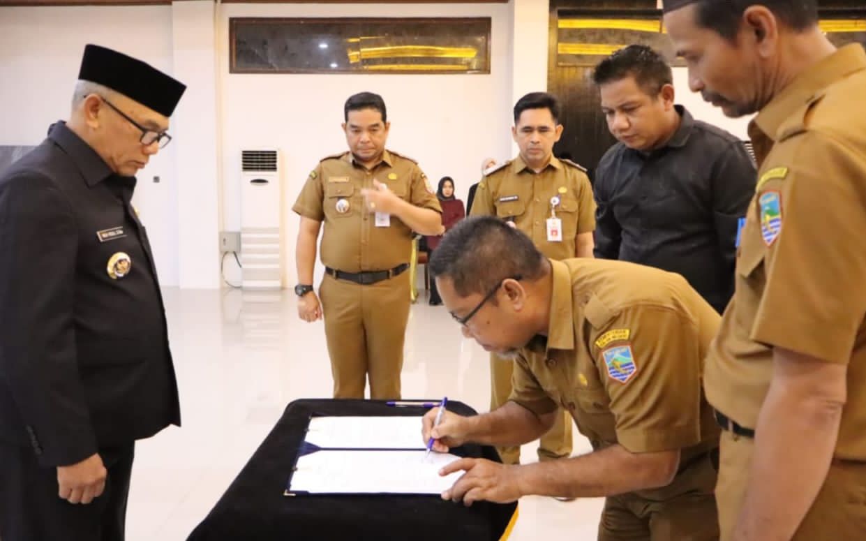 PELANTIKAN: Bupati Kotabaru H Muhammad Rusli saat melakukan pelantikan pejabat pemkab Kotabaru.