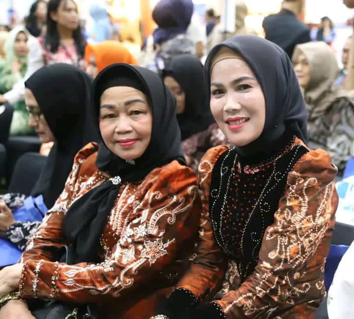 HADIR:Ketua Komisi II DPRD HSS yang juga Wakil Ketua Harian Dekranasda HSS, Yuniati bersama Wakil Ketua Dekranasda HSS, Hj Misnawati hadir di acara INACRAFT di Jakarta, Rabu (4/2/2026).