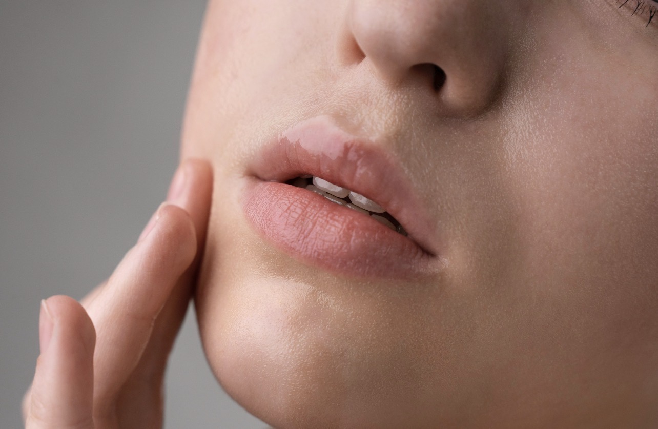 BERHATI-HATI: Mendandani bibir yang terkelupas memerlukan trik khusus. (Foto: Freepik)