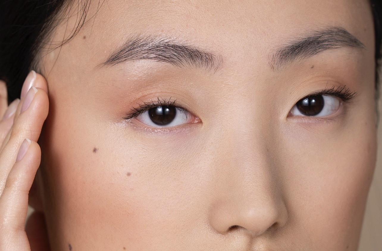 SAMAR: Tahi lalat di wajah dapat disamarkan tanpa metode laser atau operasi, salah satunya dengan makeup. (Foto: Freepik)