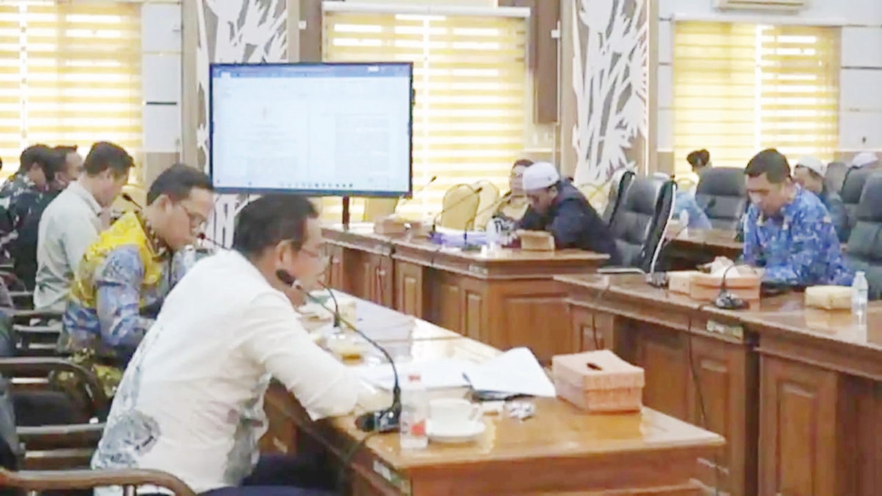 DENGAR PENDAPAT: Rapat Dengar Pendapat Umum DPRD Kabupaten Balangan membahas Raperda Fasilitasi Penyelenggaraan Pesantren dengan melibatkan perwakilan pesantren dari berbagai kecamatan.