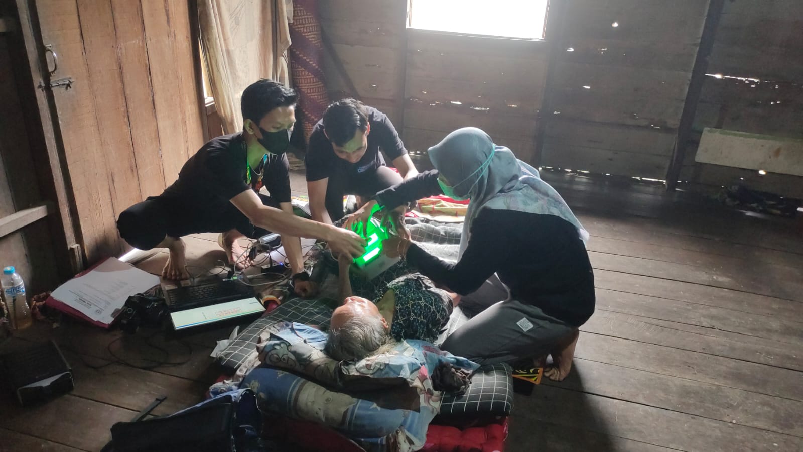 JEMPUT BOLA: Petugas Disdukcapil Tapin melaksanakan pelayanan administrasi kependudukan langsung ke rumah disabilitas dan lansia.