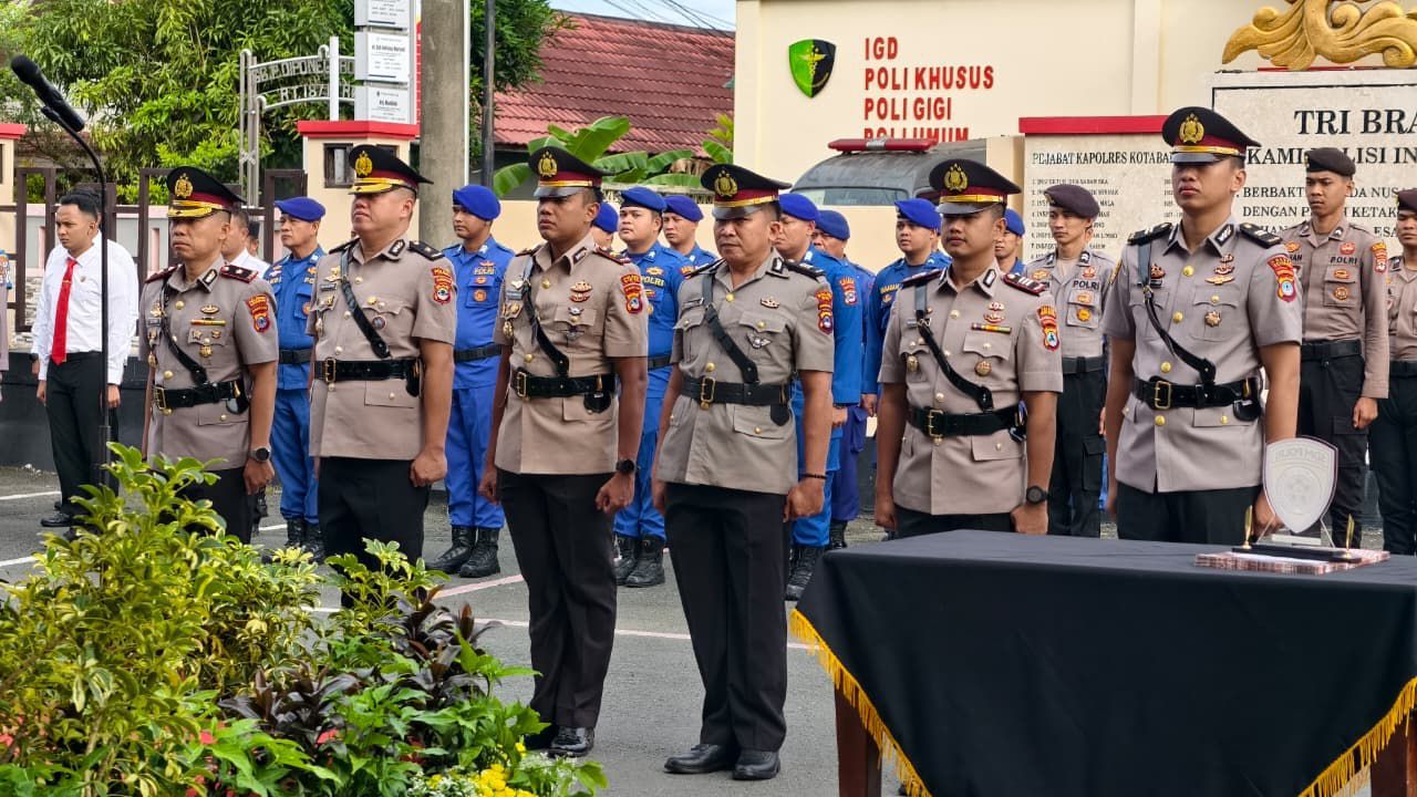 SERTIJAB: Saat berlangsungnya Sertijab Kabag Ops, Kasat Lantas dan Kapolsek Kelumpang Tengah di halaman Polres Kotabaru.