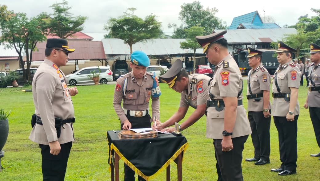 PEROMBAKAN: Sembilan pejabat utama Polres Banjarbaru mengikuti sertijab.