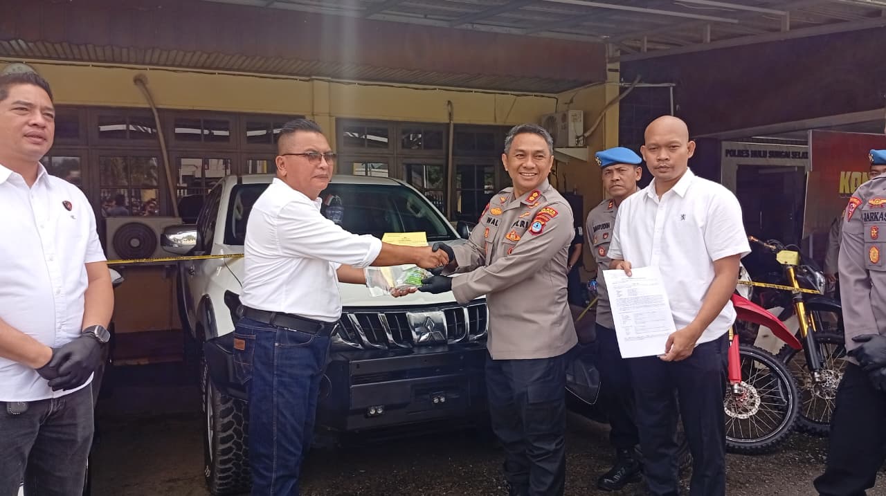 SEMPAT DIBAWA KABUR: Kapolres HSS AKBP Awaludin Syam menyerahkan mobil Mitsubishi Triton ke pemilik showroom Berkat Motor Kandangan.