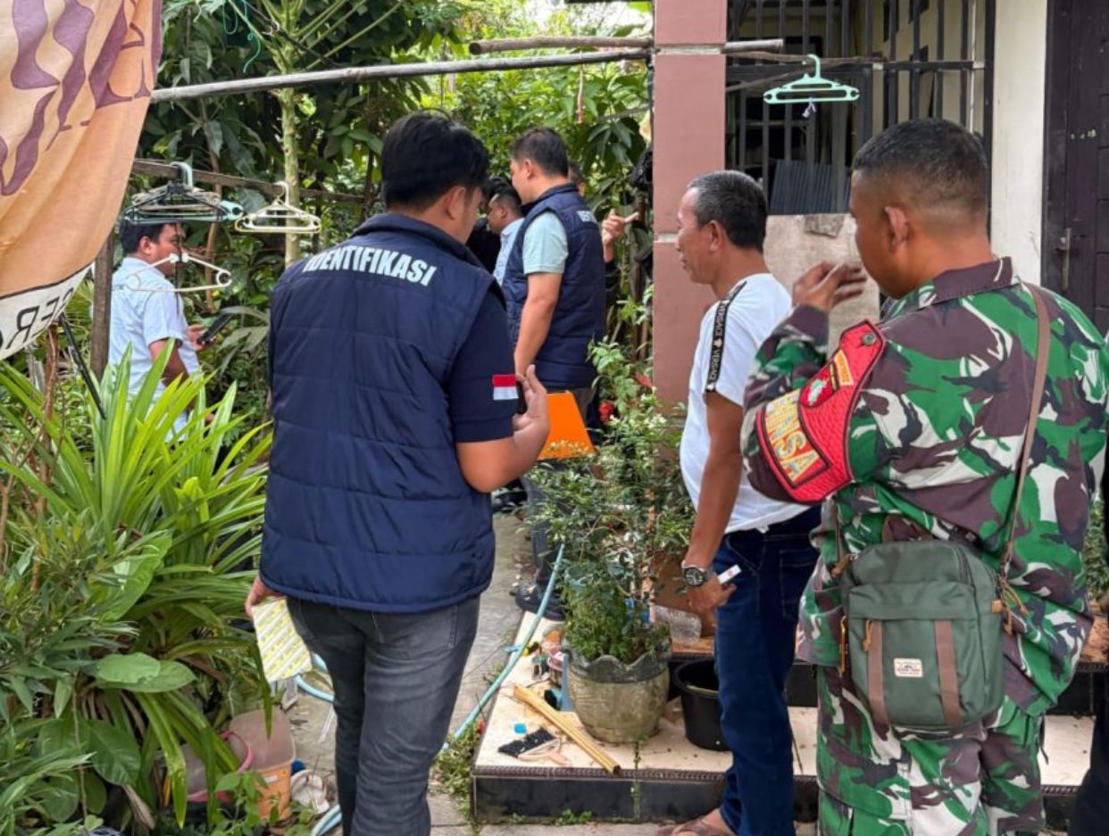 TKP: Petugas Polres Tanah Bumbu mengevakuasi jasad bayi yang muncul ke permukaan rawa di Jalan Veteran, Desa Barokah, Kecamatan Simpang Empat.