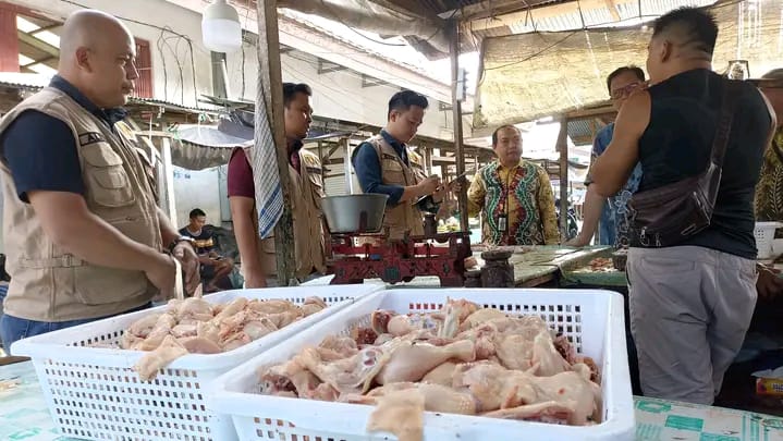 SIDAK: SATGAS PANGAN bersama DISPERINDAG HSS sidak pasar subuh Kandangan. (Foto: KOMINFO HSS)