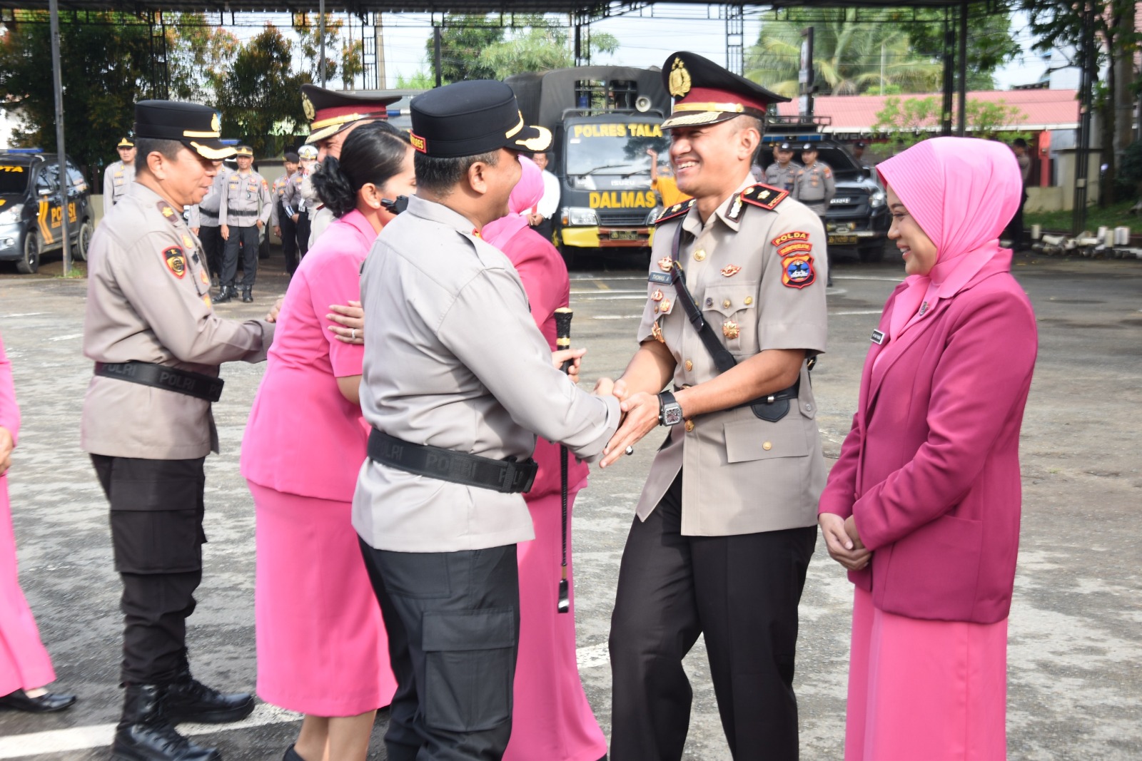 BERGANTI : Kapolres Tanah Laut (Tala) AKBP Ricky Boy Siallagan memberikan selamat kepada pejabat baru Polres Tala, Jumat (6/2/2026). (Foto : Humas Polres Tala)
