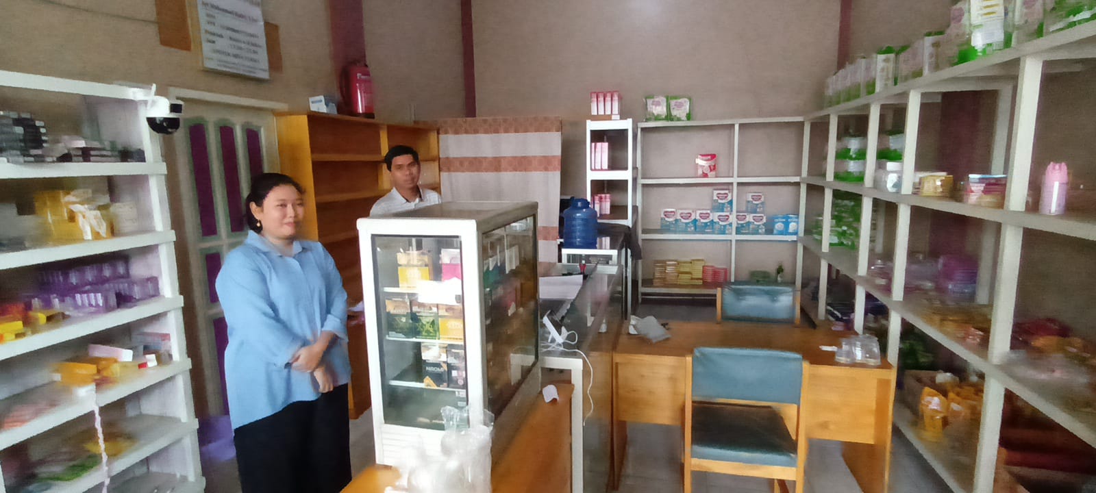 BUKA LAGI: Petugas BPOM di Tabalong melepas segel Apotek Mina.