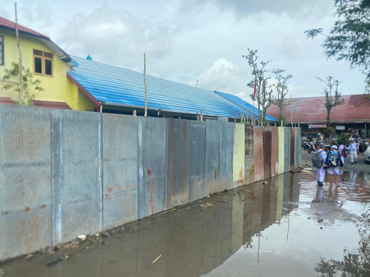 MANDEK: Kondisi ruang kelas SDN Pengambangan 5 Banjarmasin yang berada di sekitar proyek pembangunan ruang kelas baru tampak dikelilingi seng.