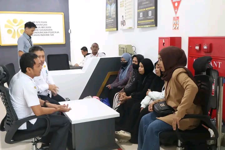 JEMPUT: Perwakilan Pemkab HSS melakukan penjemputan 5 warga korban CPMI ilegal. (Foto: KOMINFO HSS)