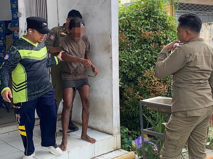 MENGAMANKAN: Petugas Satpol PP mengamankan ODGJ yang keluyuran di Kota Banjarmasin. (Satpol PP Banjarmasin untuk Radar Banjarmasin)