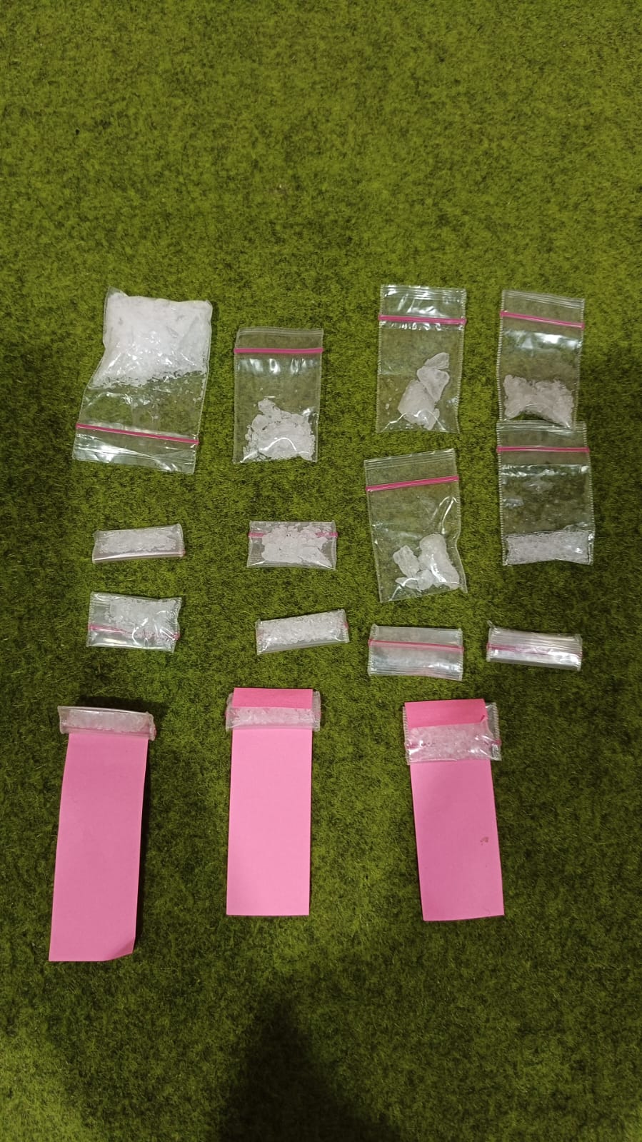 DITANGKAP: Kedua tersangka kasus narkotika saat diamankan di Mapolsek Banjarmasin Selatan, setelah polisi menemukan sejumlah paket sabu saat pemeriksaan.