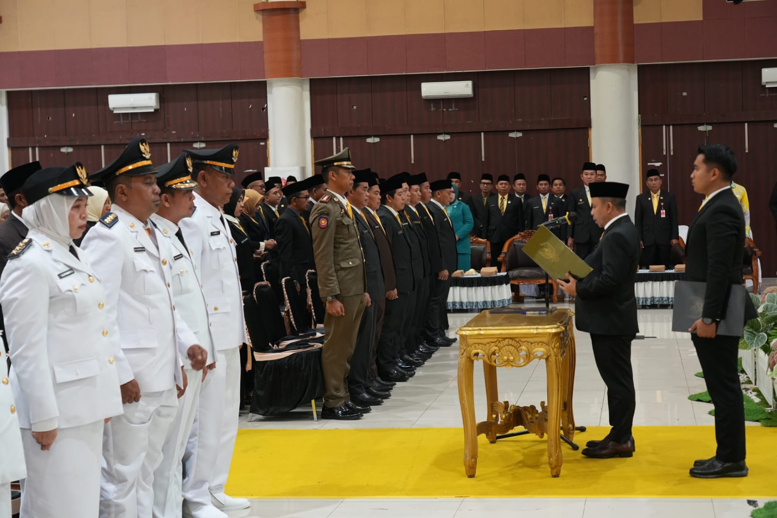 DILANTIK: Para pejabat yang dilantik dan disumpah jabatannya di Pendopo Galuh Bastari. Foto Rasidi Fadli