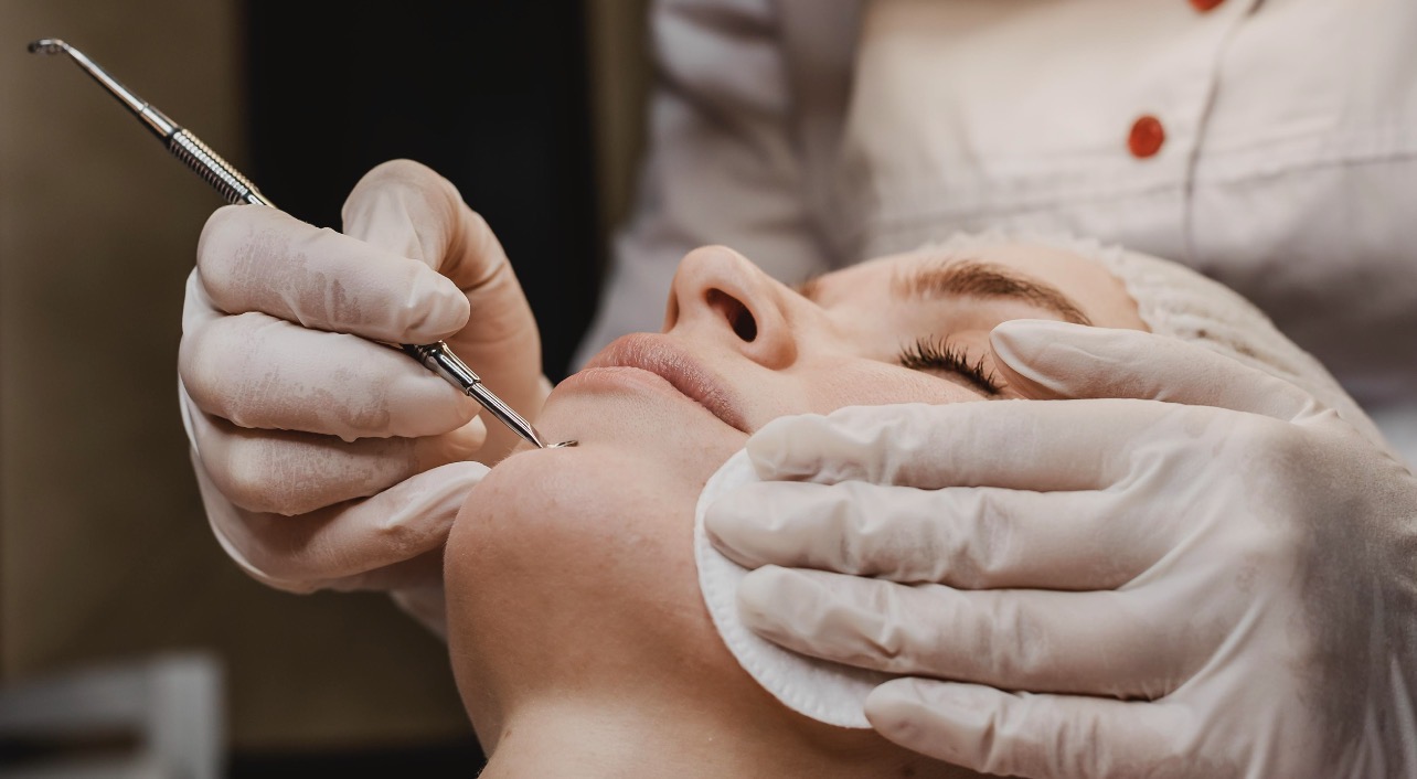 PROFESIONAL: Jika perawatan tak kunjung membuahkan hasil, pikirkan kembali untuk mengambil treatment profesional. (Foto: Freepik)