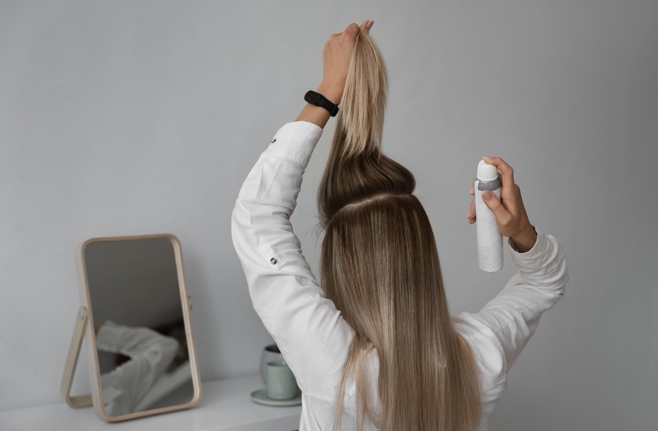 SPRAY: Mengaplikasikan hair spray secukupnya mempu mempertahankan styling rambut agar sedikit lebih tahan lama. (Foto: Freepik)