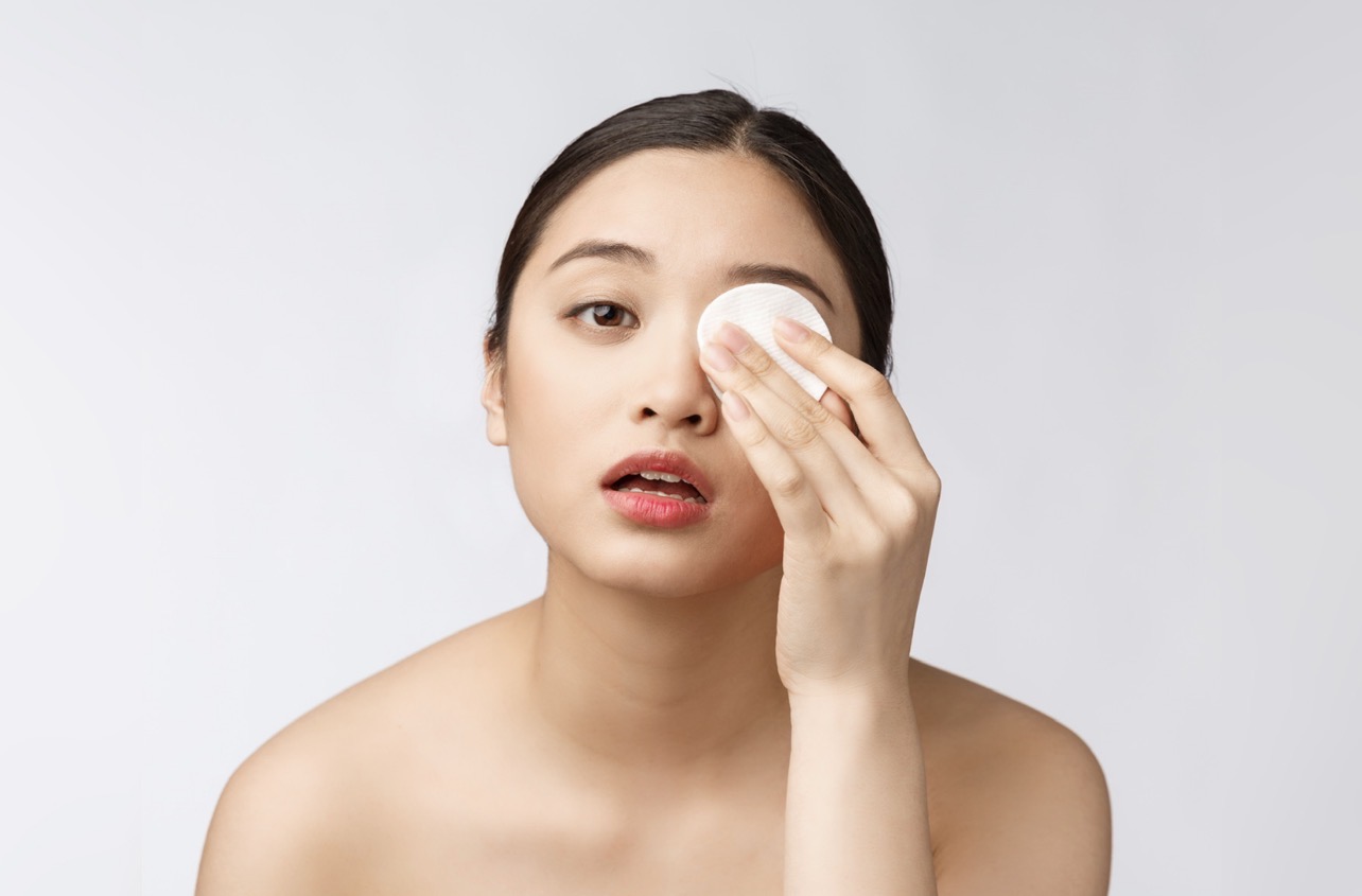 HARUS: Membersihkan bekas makeup itu harus, karena jika dibiarkan akan menimbulkan permasalahan kulit. (Foto: Freepik)