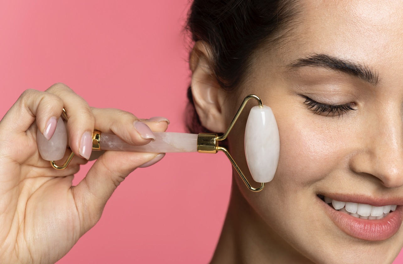 ROLLER: Face roller adalah salah satu alat perawatan kulit wajah yang digemari. (Foto: Freepik)