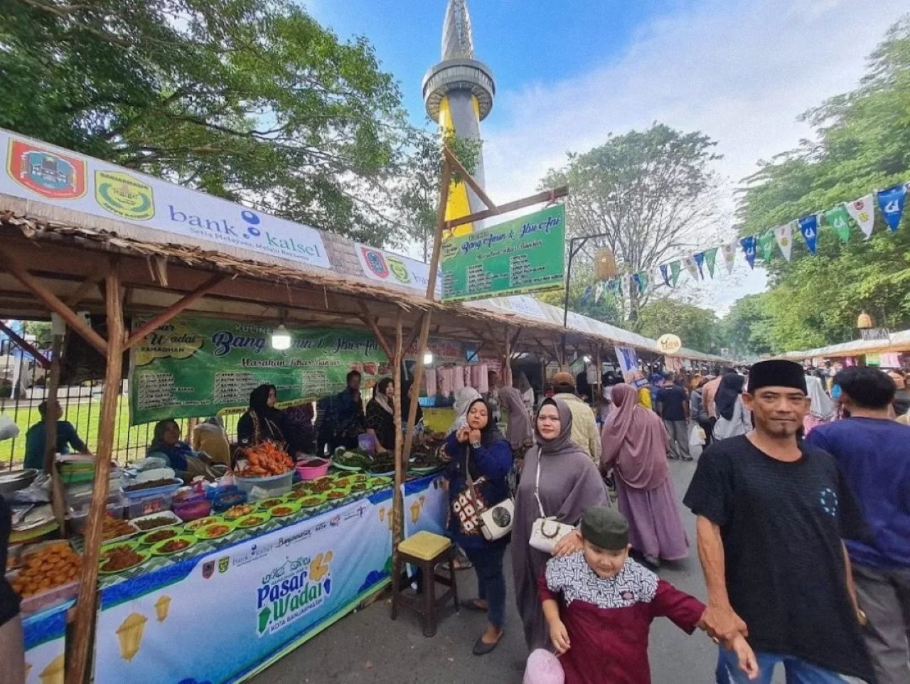 TRADISI TAHUNAN: Pasar Wadai Ramadan di kawasan eks kantor gubernur, Jalan Sudirman, Banjarmasin Tengah.