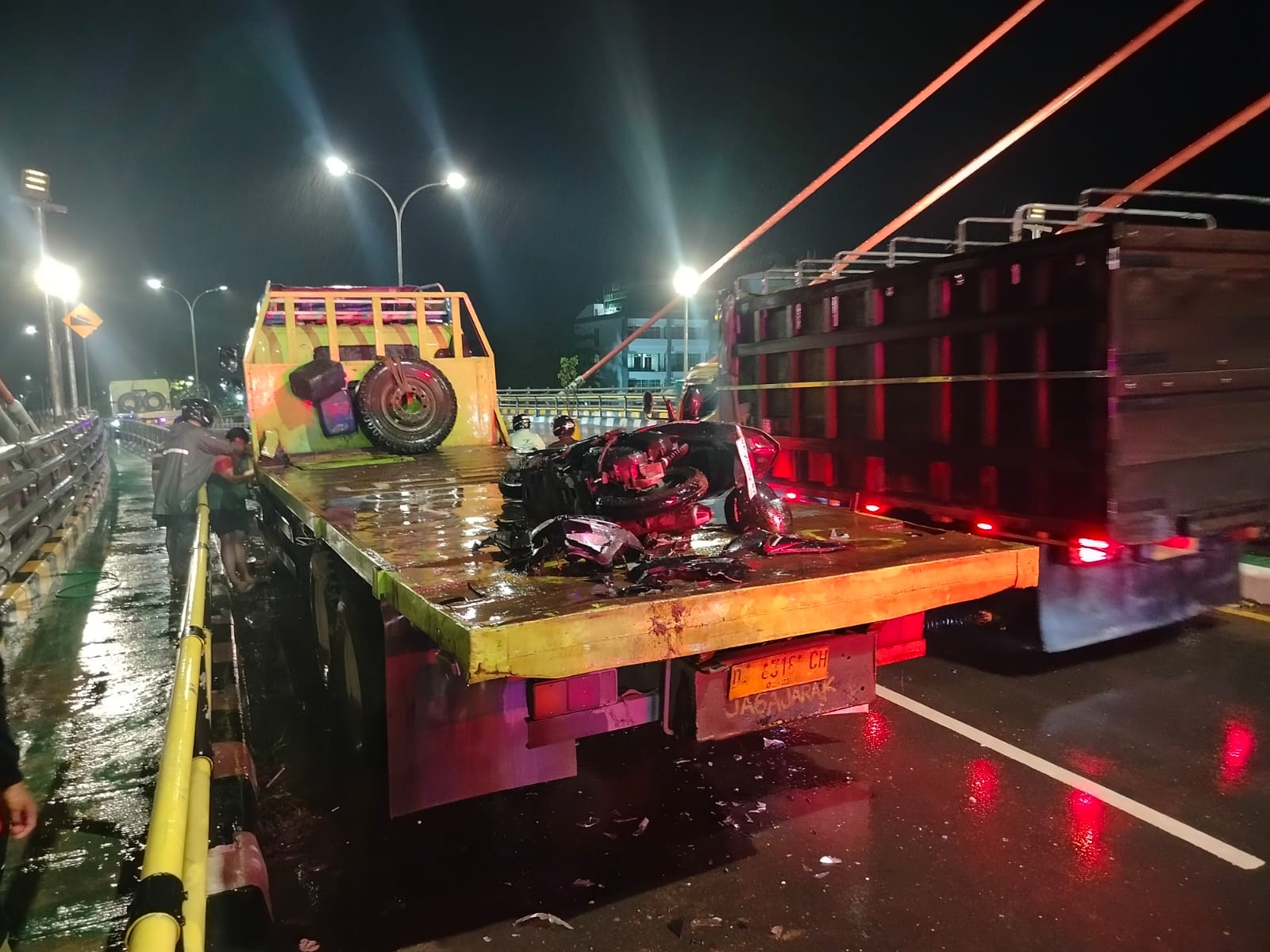 RUSAK BERAT: Kondisi motor hancur parah usai tabrak truk tronton di atas Jembatan Alalak Banjarmasin, Kamis (5/2/2026) malam.