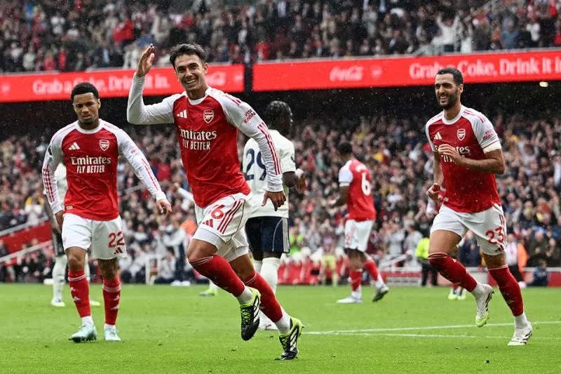 BERSELEBRASI: Pemain Arsenal Martin Zubimendi (kedua dari kanan) berselebrasi setelah berhasil mencetak gol.
