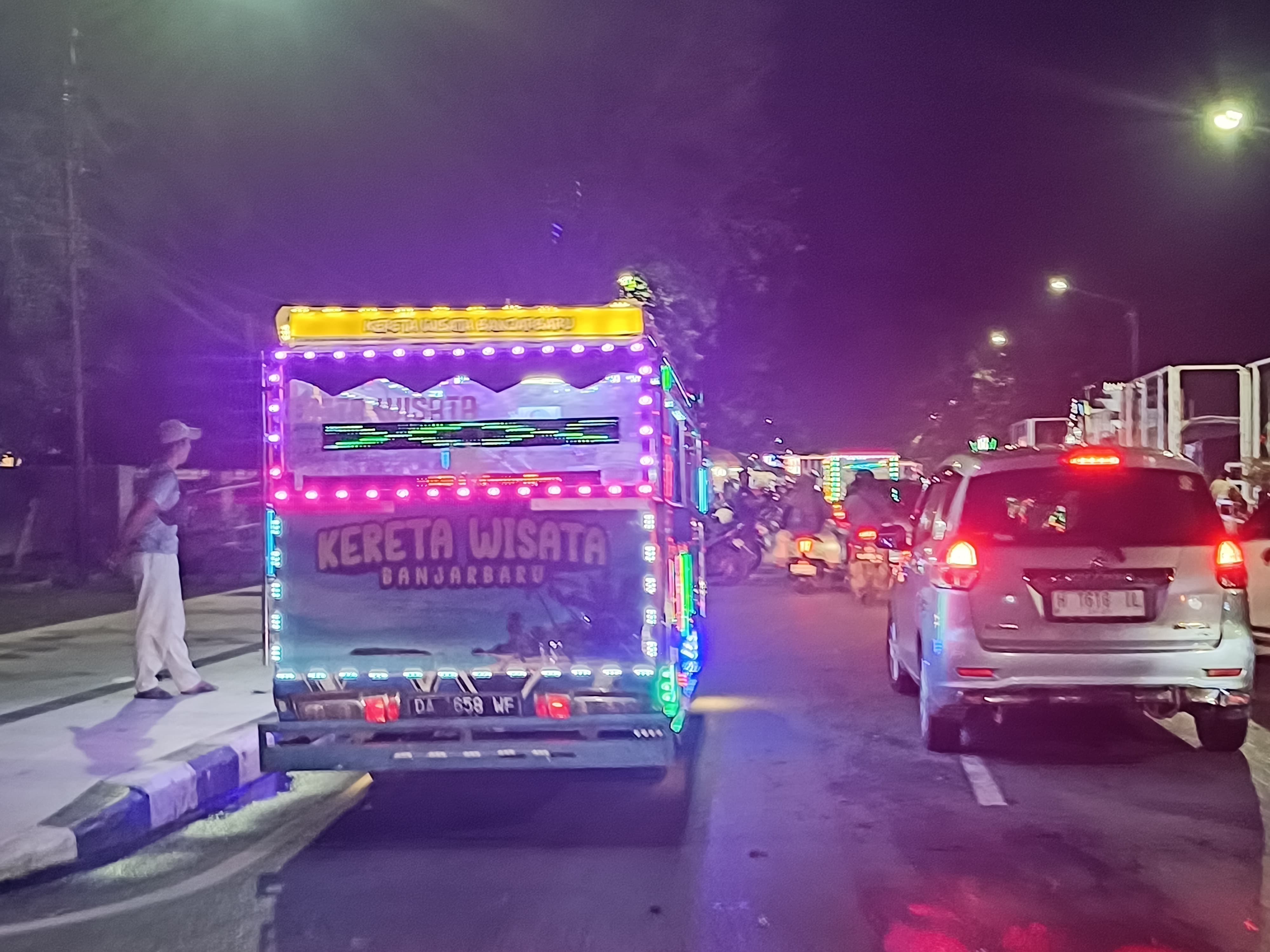 KELILING: Samsul, pengemudi kereta wisata di Lapangan Murjani saat membawa penumpang keliling kota.