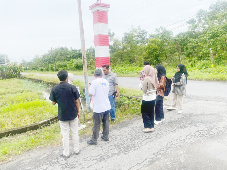 INSPEKSI: DLH Banjarbaru saat melakukan inspeksi ke lokasi limbah pembuangan dapur SPPG di Landasan Ulin Utara.